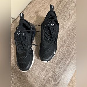 Women’s size 10 Nike air max 270